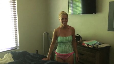 Wife scare bedroom ambush.mp4_snapshot_00.13_[2021.08.26_15.36.15].jpg