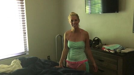 Wife scare bedroom ambush.mp4_snapshot_00.21_[2021.08.26_15.37.51].jpg