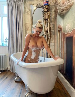 Kerry-Katona-Nude-in-the-Bath-for-OnlyFans-002-ohfree.net_-1.jpg