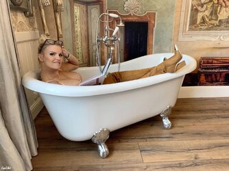 Kerry-Katona-Nude-in-the-Bath-for-OnlyFans-011-ohfree.net_-1.jpg