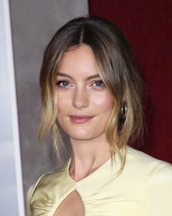 Leila George (1).jpg