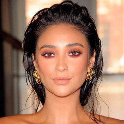 shay-mitchell-maquiagem-pele-olho-esfumado-20170918131444.jpg